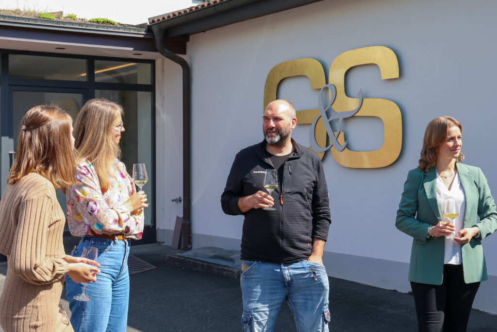 Die Deutsche Weinkönigin zu Besuch in Franken zusammen mit den Deutschen Weinprinzesinnen Lea Bassler und Jessica Himmelsbach,  und der 66. Fränkischen Weinkönigin Lisa Lehritter zu Besuch im Weingut Geiger und Söhne in Thüngersheim. Foto: Rudi Merkl Gebietsweinwerbung Frankenwein-Frankenland GmbH