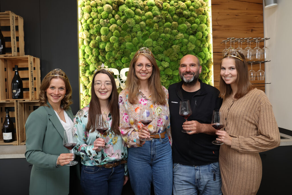 Die Deutsche Weinkönigin zu Besuch in Franken zusammen mit den Deutschen Weinprinzesinnen Lea Bassler und Jessica Himmelsbach,  und der 66. Fränkischen Weinkönigin Lisa Lehritter zu Besuch im Weingut Geiger und Söhne in Thüngersheim. Foto: Rudi Merkl Gebietsweinwerbung Frankenwein-Frankenland GmbH