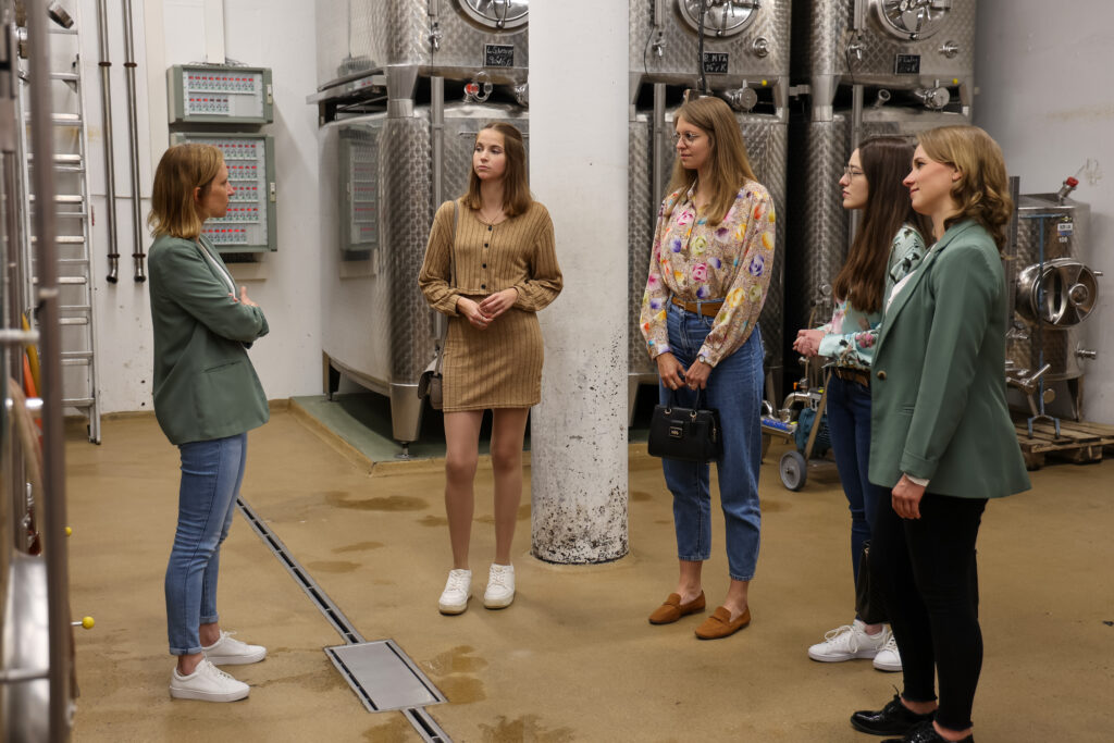 Die Deutsche Weinkönigin zu Besuch in Franken zusammen mit den Deutschen Weinprinzesinnen Lea Bassler und Jessica Himmelsbach,  und der 66. Fränkischen Weinkönigin Lisa Lehritter zu Besuch im Weingut Horst Sauer in Escherndorf. Foto: Rudi Merkl Gebietsweinwerbung Frankenwein-Frankenland GmbH