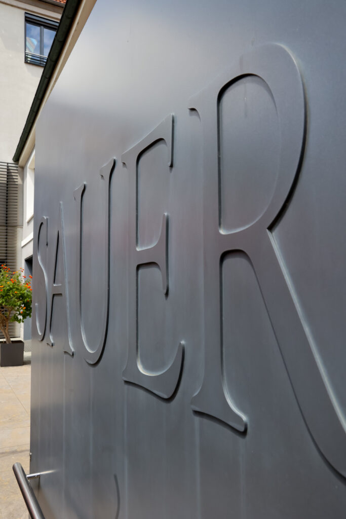 Die Deutsche Weinkönigin zu Besuch in Franken zusammen mit den Deutschen Weinprinzesinnen Lea Bassler und Jessica Himmelsbach,  und der 66. Fränkischen Weinkönigin Lisa Lehritter zu Besuch im Weingut Horst Sauer in Escherndorf. Foto: Rudi Merkl Gebietsweinwerbung Frankenwein-Frankenland GmbH