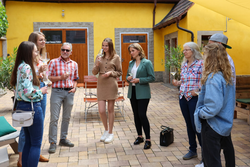 Die Deutsche Weinkönigin zu Besuch in Franken zusammen mit den Deutschen Weinprinzesinnen Lea Bassler und Jessica Himmelsbach,  und der 66. Fränkischen Weinkönigin Lisa Lehritter zu Besuch im Weingut Clemens Fröhlich in Escherndorf. Foto: Rudi Merkl Gebietsweinwerbung Frankenwein-Frankenland GmbH