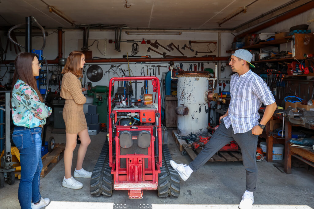 Die Deutsche Weinkönigin zu Besuch in Franken zusammen mit den Deutschen Weinprinzesinnen Lea Bassler und Jessica Himmelsbach,  und der 66. Fränkischen Weinkönigin Lisa Lehritter zu Besuch im Weingut Clemens Fröhlich in Escherndorf. Foto: Rudi Merkl Gebietsweinwerbung Frankenwein-Frankenland GmbH
