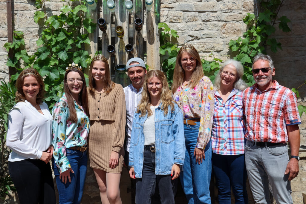 Die Deutsche Weinkönigin zu Besuch in Franken zusammen mit den Deutschen Weinprinzesinnen Lea Bassler und Jessica Himmelsbach,  und der 66. Fränkischen Weinkönigin Lisa Lehritter zu Besuch im Weingut Clemens Fröhlich in Escherndorf. Foto: Rudi Merkl Gebietsweinwerbung Frankenwein-Frankenland GmbH