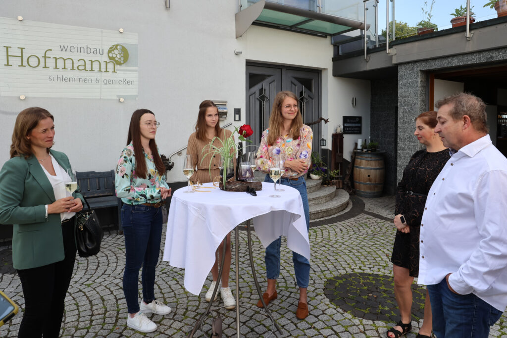 Die Deutsche Weinkönigin zu Besuch in Franken zusammen mit den Deutschen Weinprinzesinnen Lea Bassler und Jessica Himmelsbach,  und der 66. Fränkischen Weinkönigin Lisa Lehritter zu Besuch im Weingut Jürgen Hofmann in Sand am Main. Foto: Rudi Merkl Gebietsweinwerbung Frankenwein-Frankenland GmbH