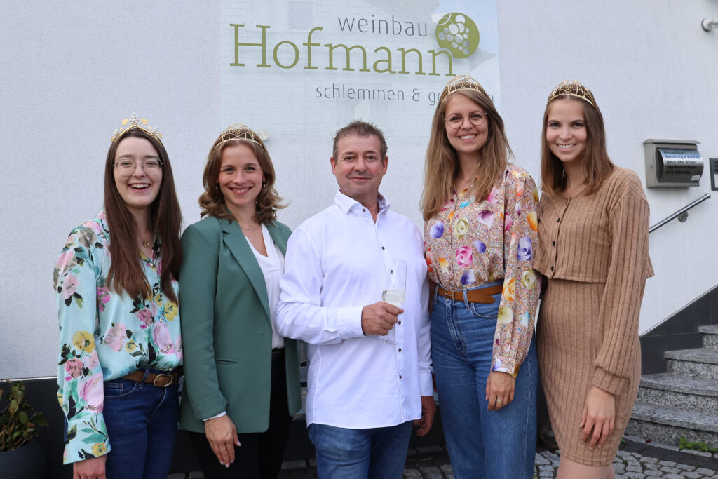 Die Deutsche Weinkönigin zu Besuch in Franken zusammen mit den Deutschen Weinprinzesinnen Lea Bassler und Jessica Himmelsbach,  und der 66. Fränkischen Weinkönigin Lisa Lehritter zu Besuch im Weingut Jürgen Hofmann in Sand am Main. Foto: Rudi Merkl Gebietsweinwerbung Frankenwein-Frankenland GmbH