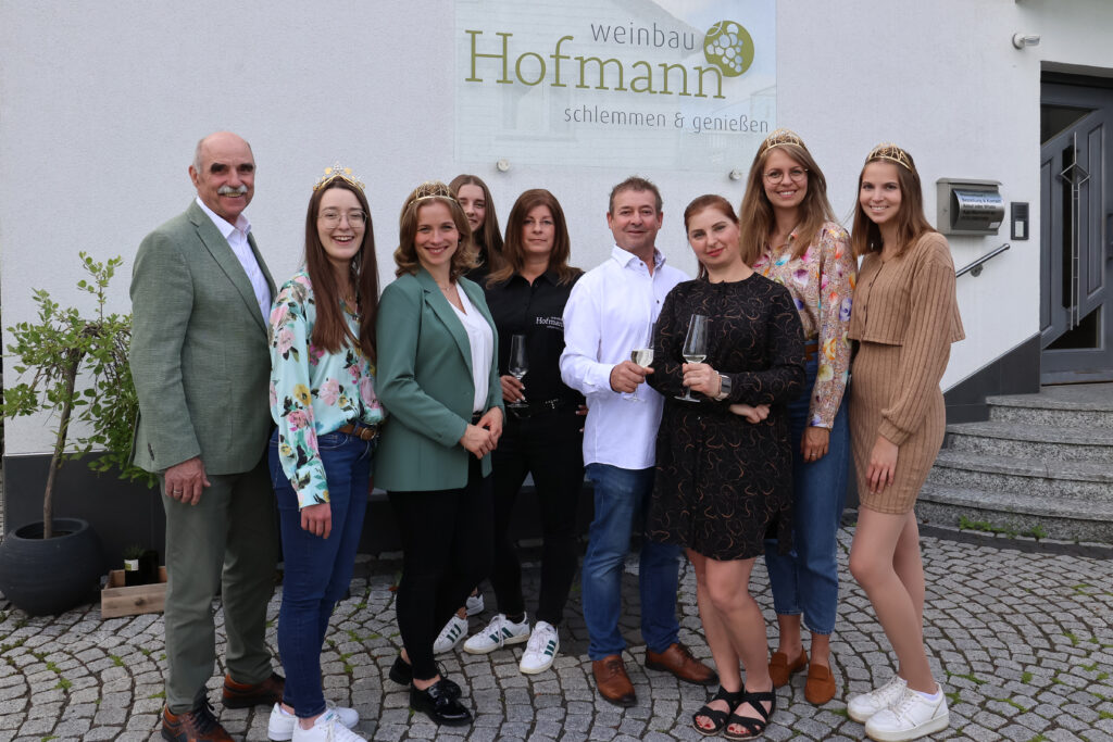 Die Deutsche Weinkönigin zu Besuch in Franken zusammen mit den Deutschen Weinprinzesinnen Lea Bassler und Jessica Himmelsbach,  und der 66. Fränkischen Weinkönigin Lisa Lehritter zu Besuch im Weingut Jürgen Hofmann in Sand am Main. Foto: Rudi Merkl Gebietsweinwerbung Frankenwein-Frankenland GmbH
