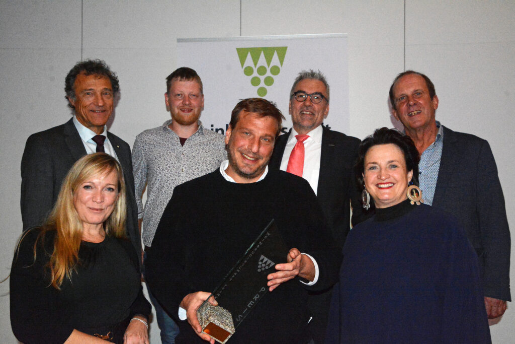Der Winzer-Ehrenpreis für den besten Premium-Silvaner ging an das Weingut Weltner. Mit Paul Weltner (Mitte) freuen sich Bruderschaftsmeister Peter Schwappach und die Winzer Benedikt May, Andreas Oehm und Michael Fröhlich (hintere Reihe von links) sowie die Winzerinnen Nicole Roth (vorne links.) und Andrea Wirsching (vorne rechts). (Foto: Gabriele Brendel)  