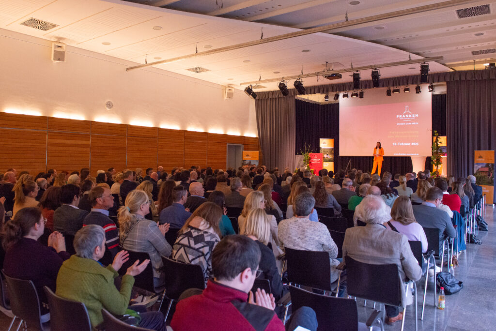 Gut besucht: FWS-L Weintourismuspreis 2025 in der Karl Knauf Halle in Iphofen. Foto Michael Koch