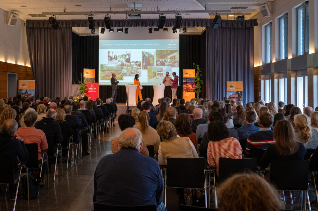 Gut besucht: FWS-L Weintourismuspreis 2025 in der Karl Knauf Halle in Iphofen. Foto Michael Koch