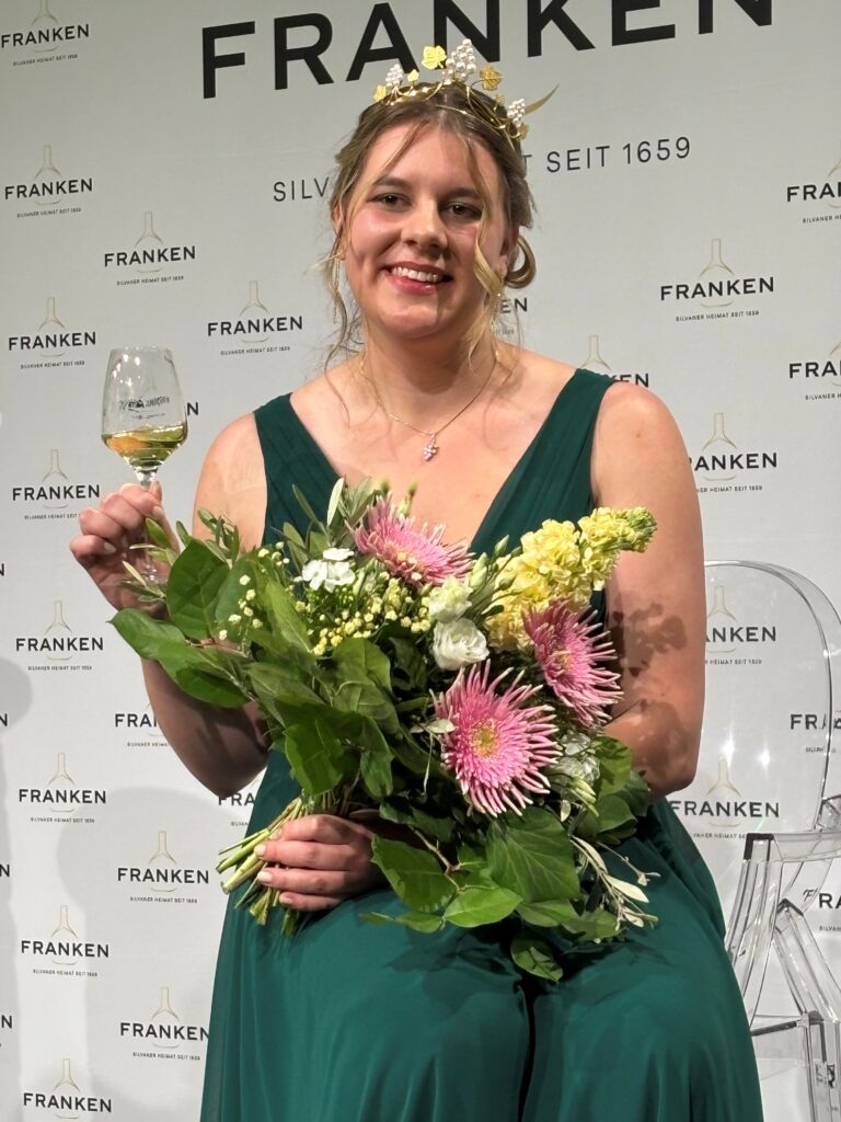 Antonia Kraiß heißt die 67. Fränkische Weinkönigin. Foto: Gebietsweinwerbung Frankenwein-Frankenland GmbH
