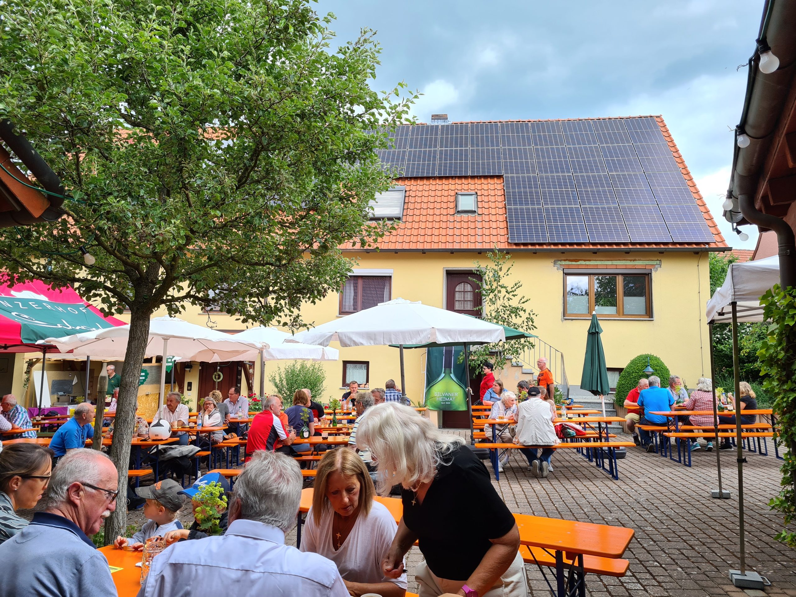 Hofweinfest Pfingsten im Winzerhof Schwab Oberschwarzach © Weinbau Schwab, Carina Schwab