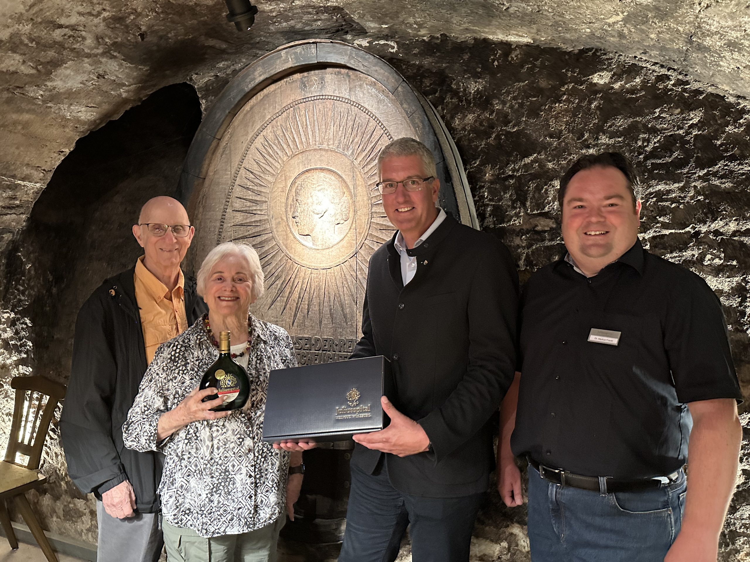 „Stern-Fässer“: Erinnerungskultur im Holzfasskeller des Juliusspital Weinguts