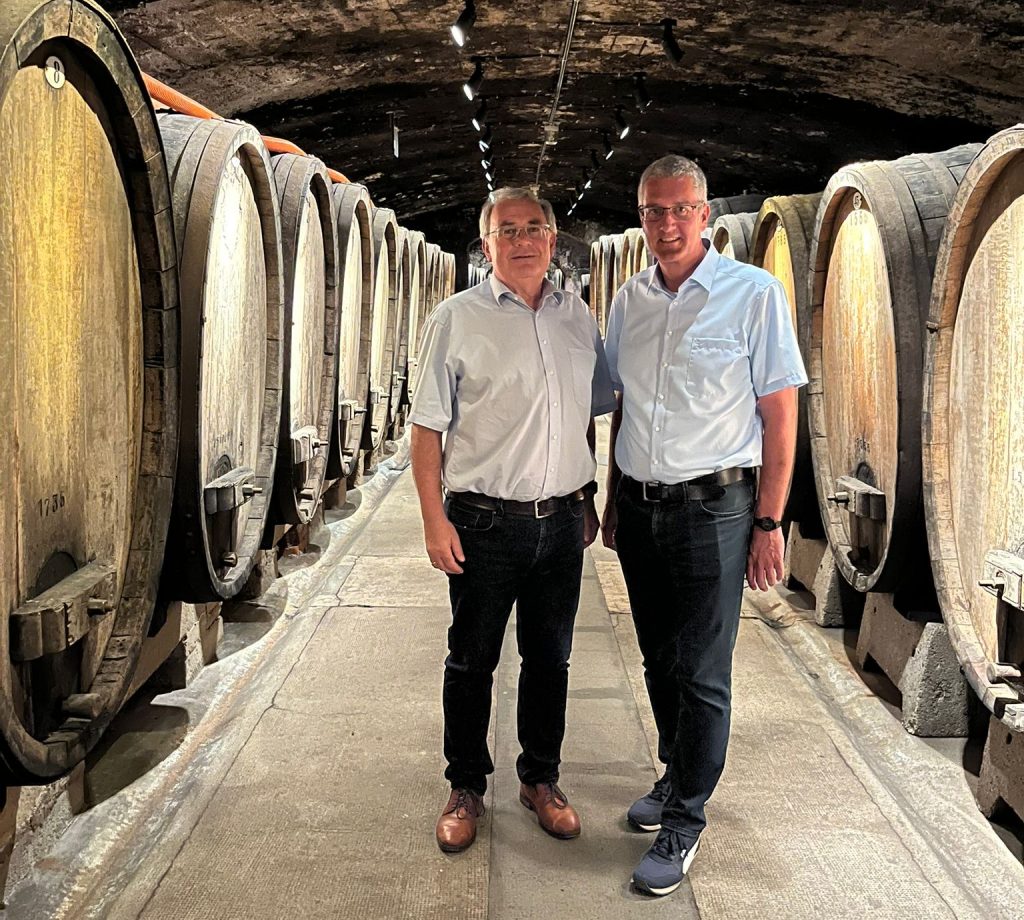 Der Präsident des Bezirks Unterfranken, Stefan Funk (l.) mit Stiftungsdirektor Karsten Eck im historischen Holzfasskeller des Juliusspital Weinguts (Foto: Joachim Brand)
