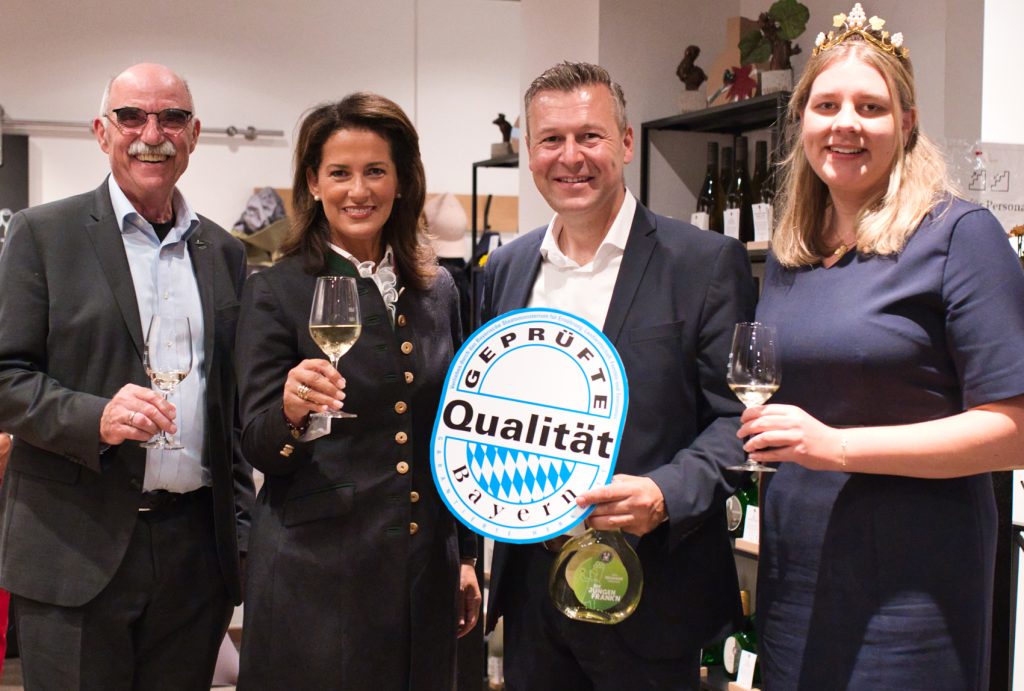 Von rechts: Antonia Kraiß, Fränkische Weinkönigin, Claus Hochrein, Vorstandsvorsitzender GWF, Michaela Kaniber, Bayerische Staatsministerin für Ernährung, Landwirtschaft, Forsten und Tourismus, Artur Steinmann, Präsident des Fränkischen Weinbauverbandes. Foto Winzergemeinschaft Franken eG (GWF), September 2025.