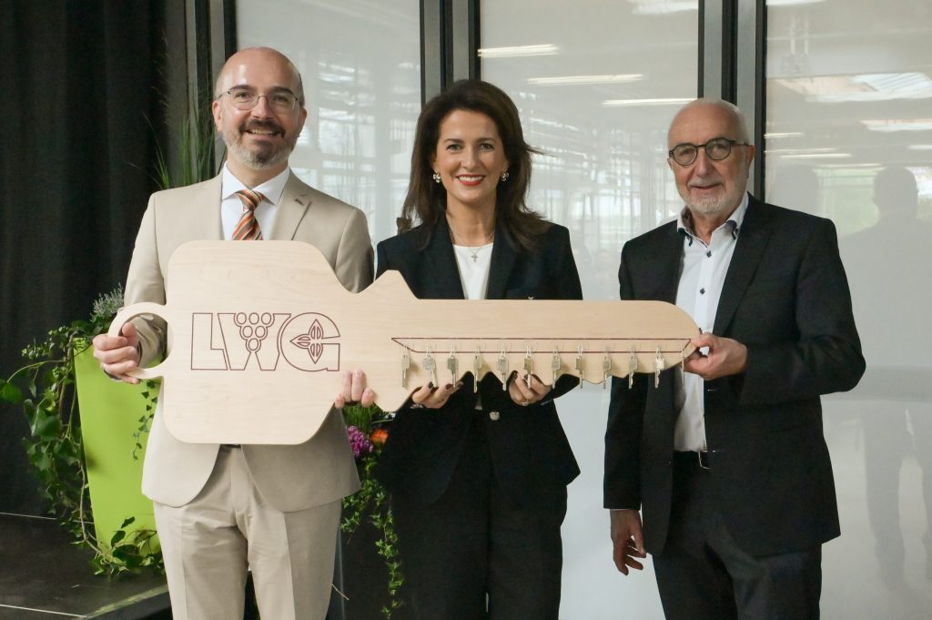 Staatsministerin Michaela Kaniber mit (v.l.n.r.) Dr. Jörg Hirsche, dem neuen Leiter der LWG, sowie dem Präsidenten a.D. Andreas Maier in Veitshöchheim. Pia Regnet/StMELF