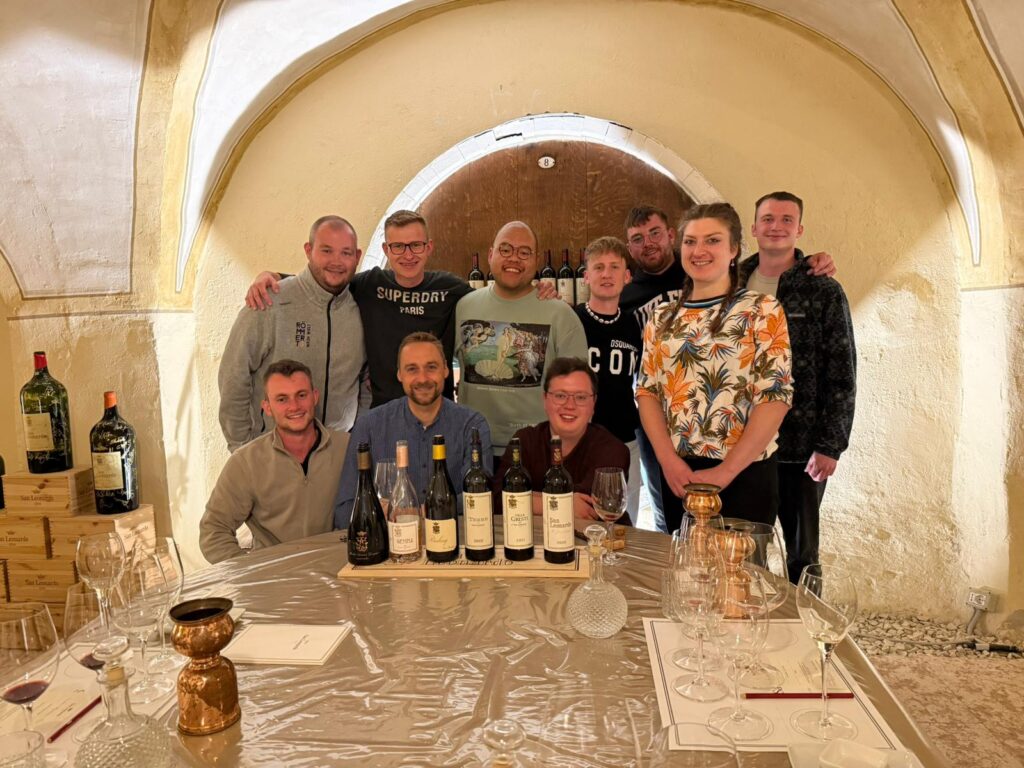 Gruppenbild der Weinbautechnikerklasse 2026. Im Bild hinten von links: Maximilian Lang, Max Büttner,Hoangthien Nguyen, Pablo Kuntz, Luis Ender, Darja Günther, Lukas Braun; Im Bild vorne von links: Marvin Popp,Johannes Burkert (LWG), Mario Schneider (Foto: Pablo Kuntz
