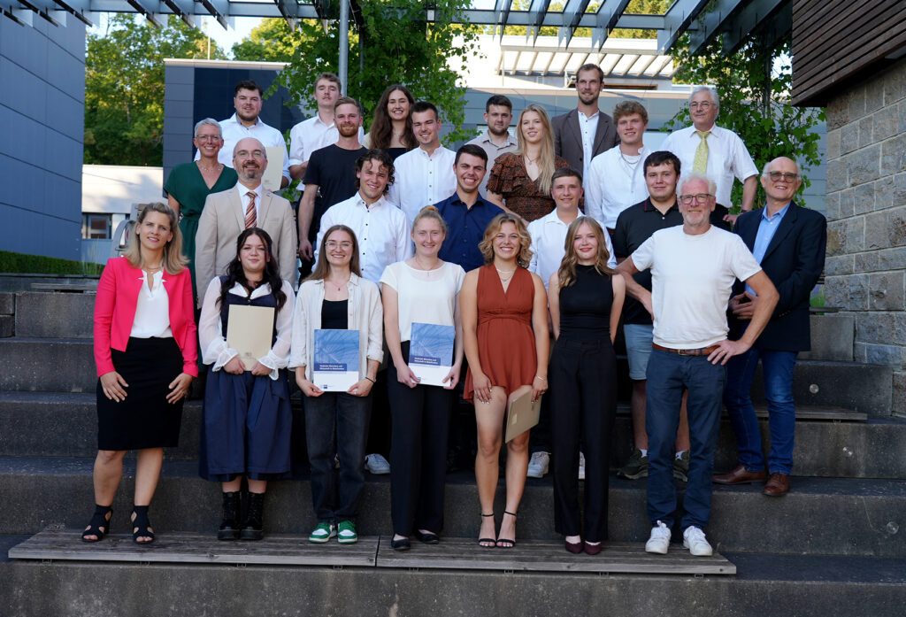 gruppenbild bei der freisprechung an der lwg