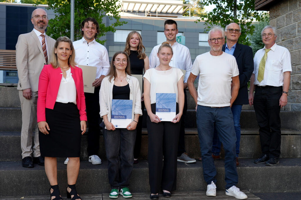 gruppenbild mit den bestnoten bei der freisprechung an der lwg