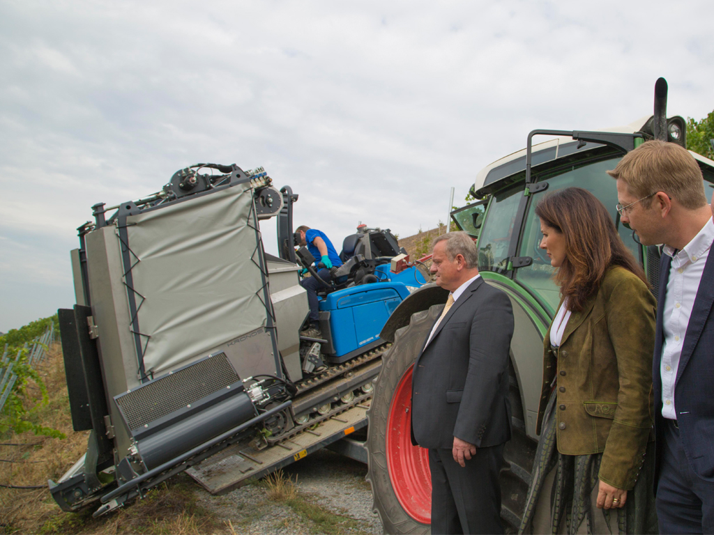 Landwirtschaftsministerin Kaniber informiert sich über Wein und Steillagen