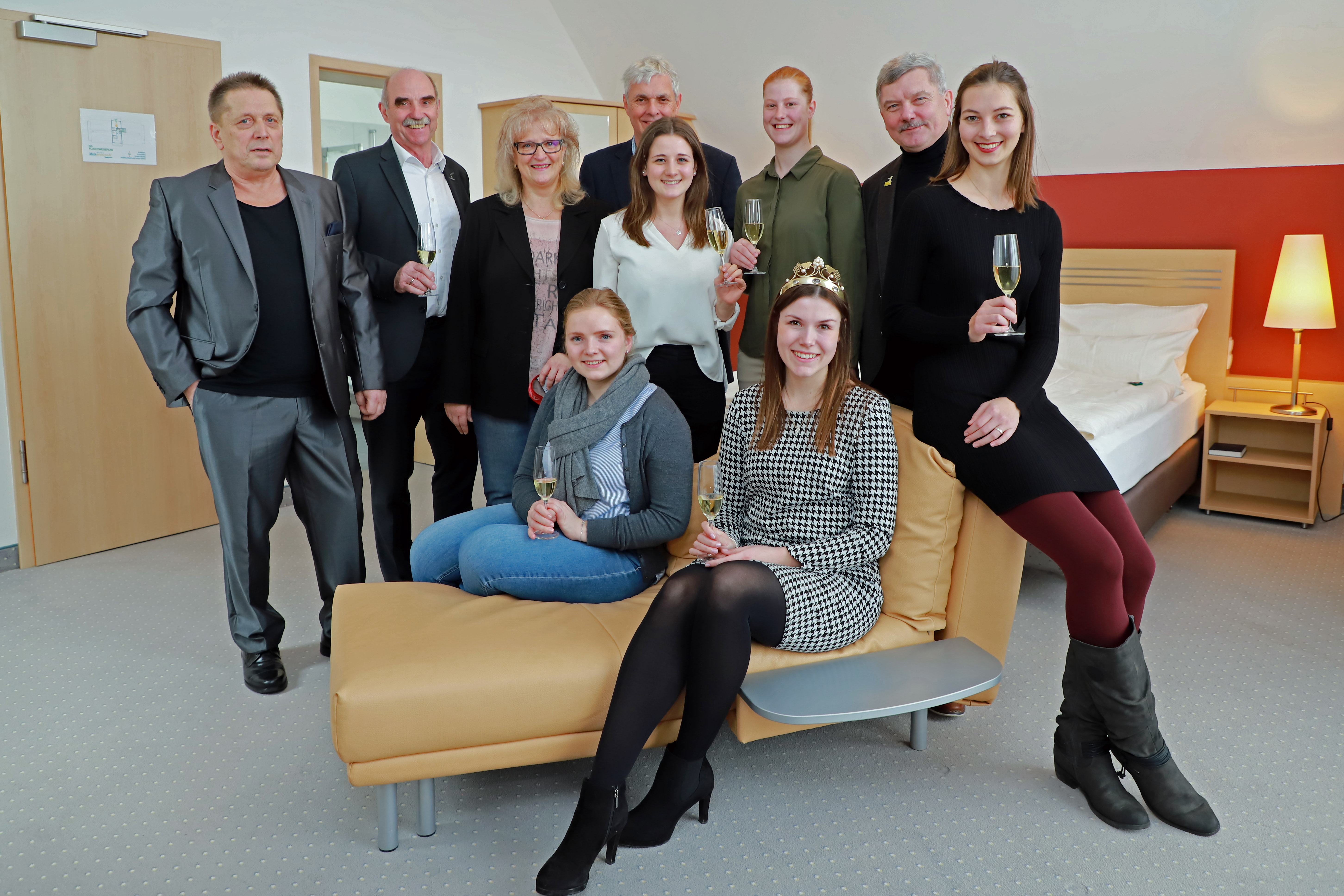 Gastronomie und Frankenwein: Bewerberinnen zur 65. Fränkischen Weinkönigin besuchen das Hotel Mainpromenade in Karlstadt