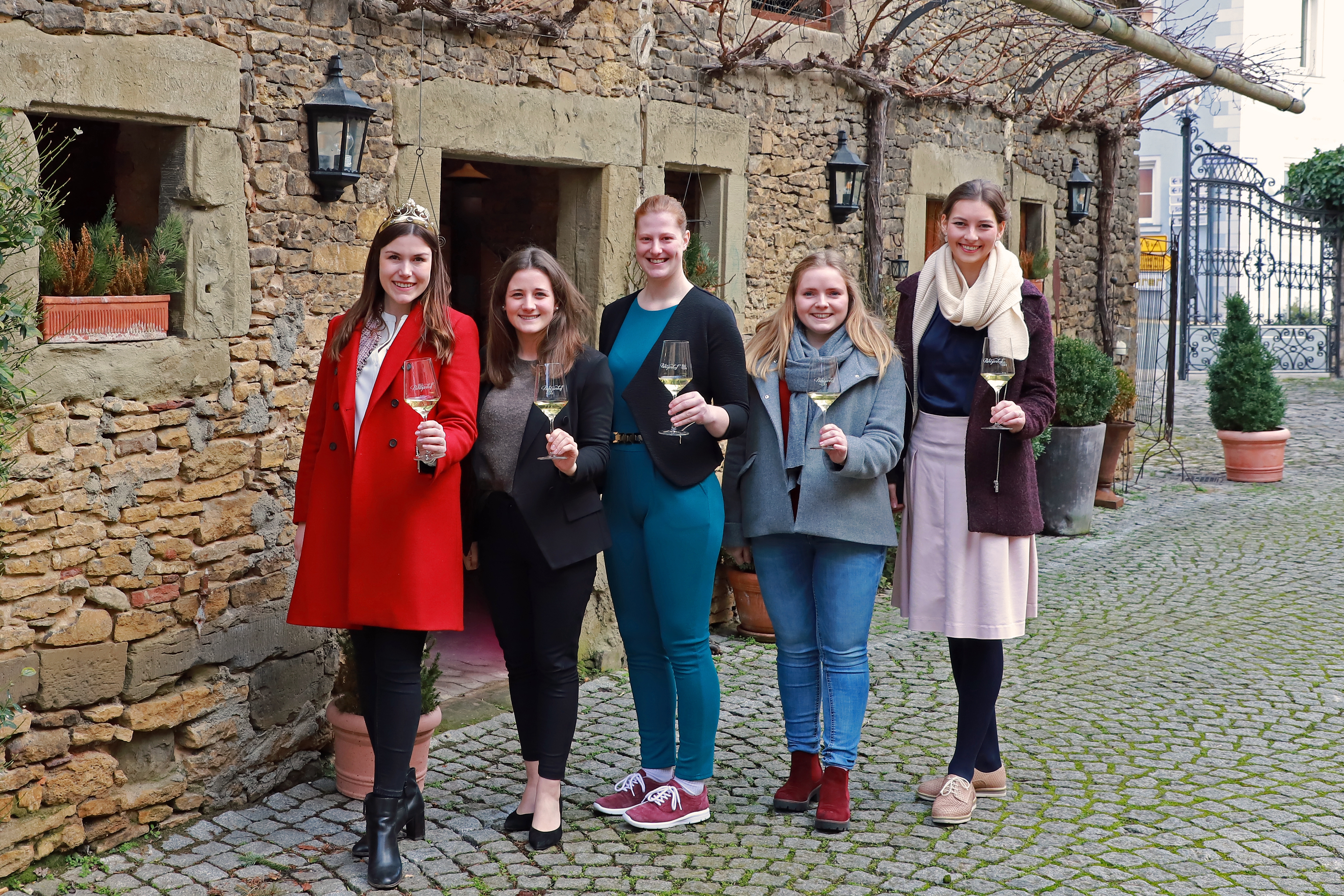 Vorbereitung auf die Wahl zur Fränkischen Weinkönigin: Bewerberinnen besuchten Weingüter in der Silvaner Heimat.