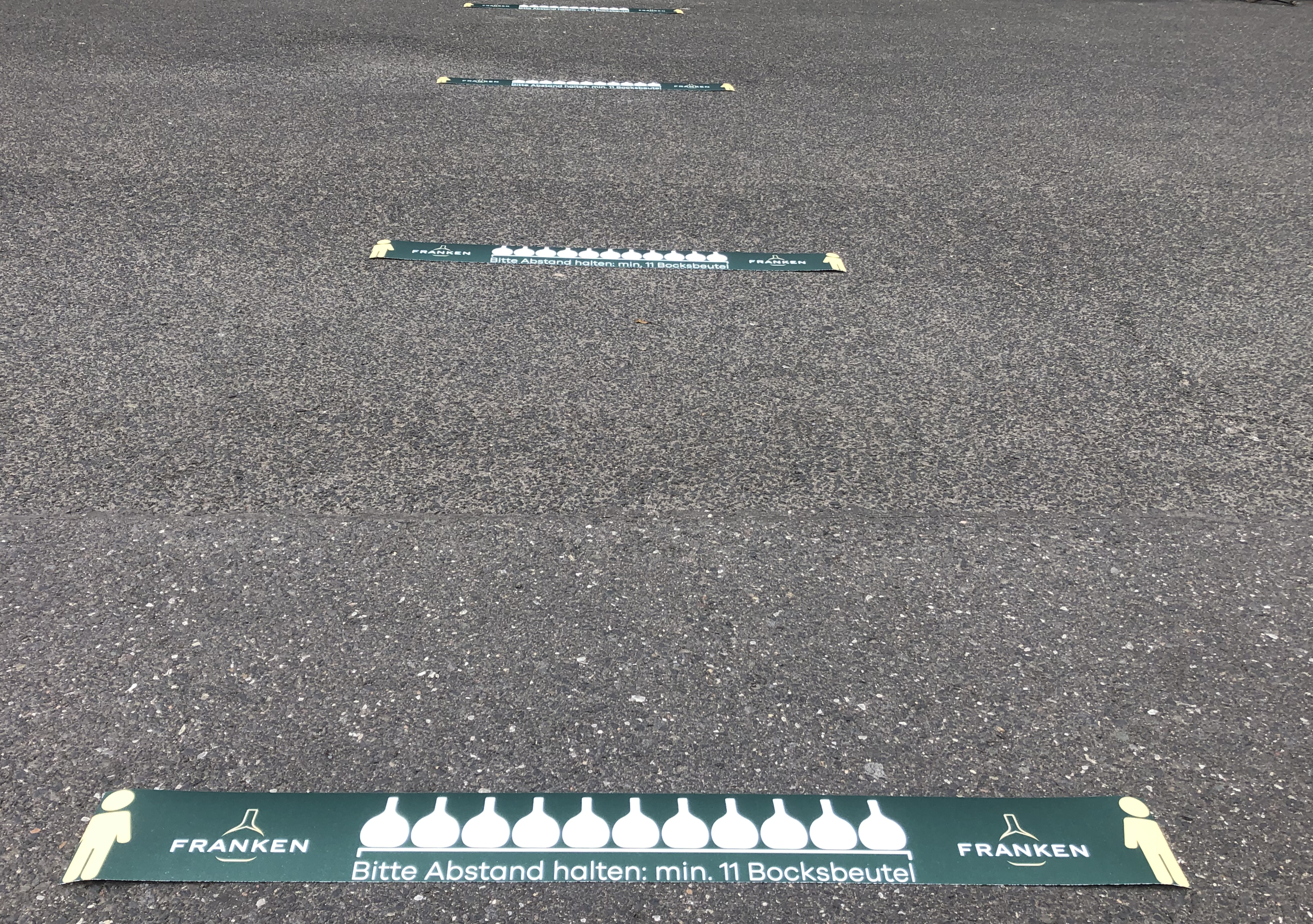 Bodenaufkleber „11 Bocksbeutel Abstand“