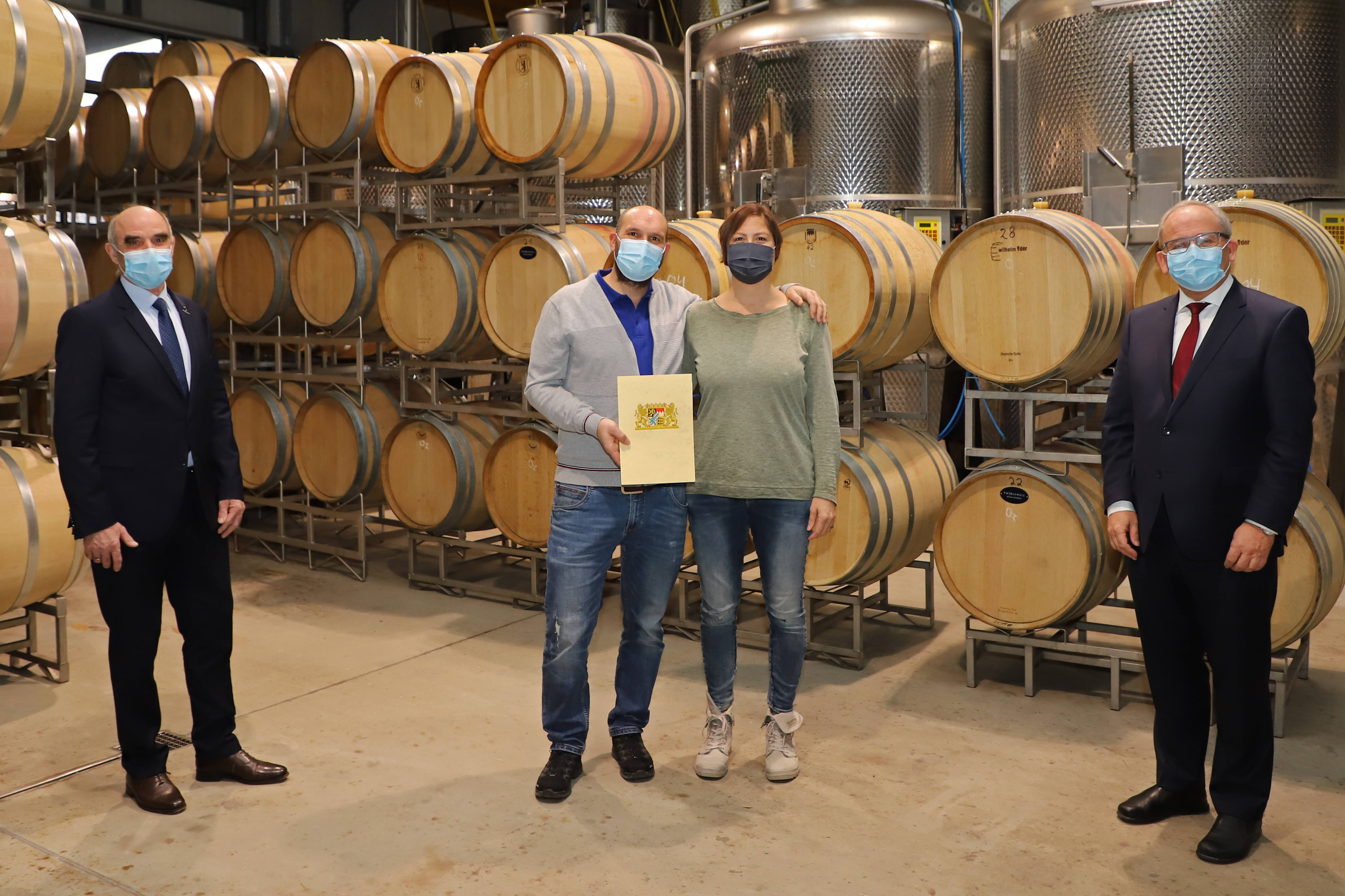 Unterfrankens Regierungspräsident zeichnet Weingut Geiger & Söhne mit Ehrenpreis aus