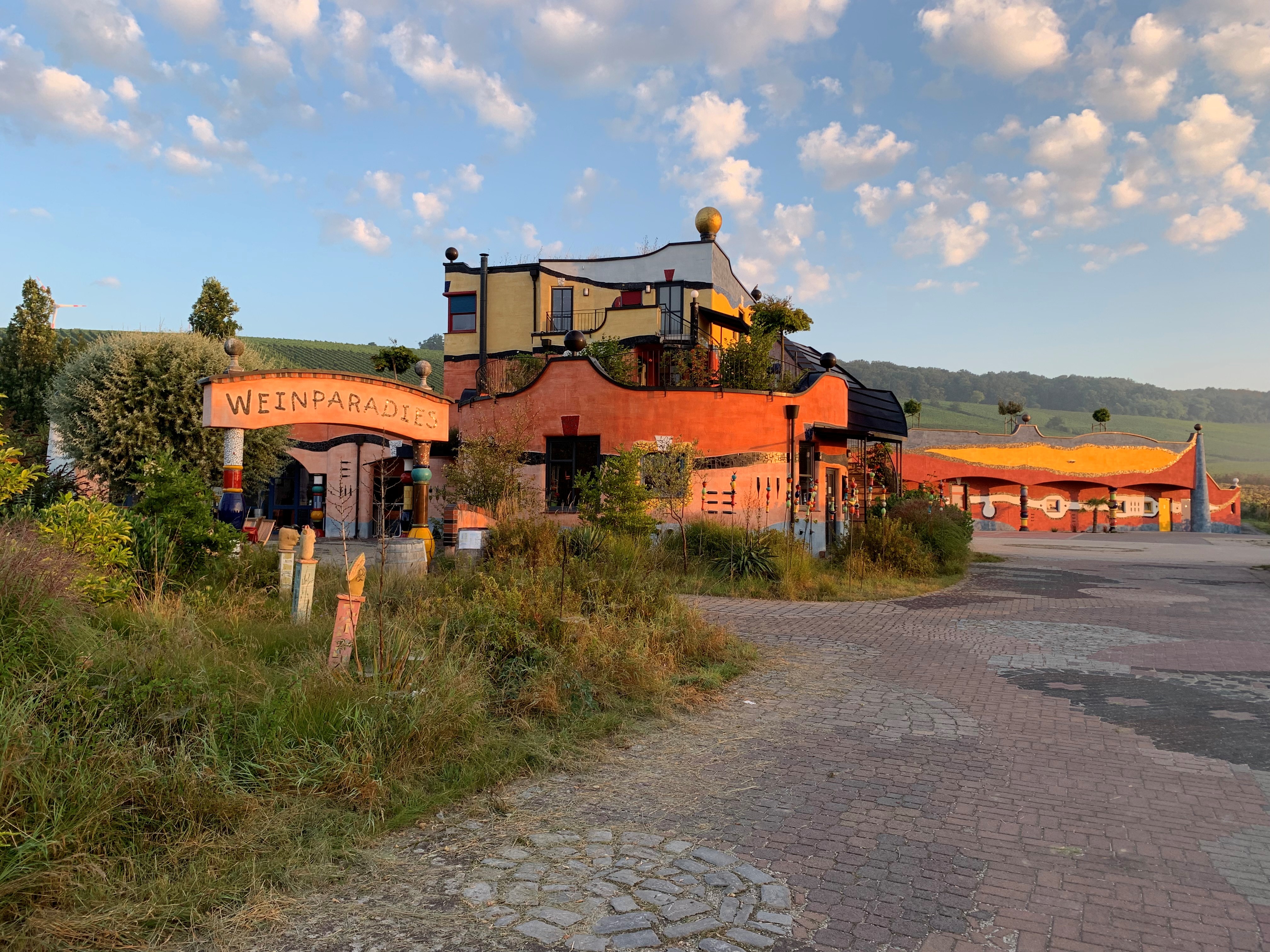 Neue Weinkellerei im Hundertwasser-Weingut Hirn