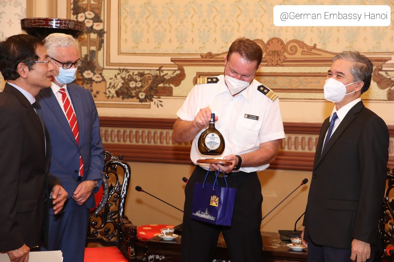 Kulinarischer Botschafter Bayerns auf großer Fahrt: Bocksbeutel als Gastgeschenk bei Besuch der Fregatte Bayern in Vietnam