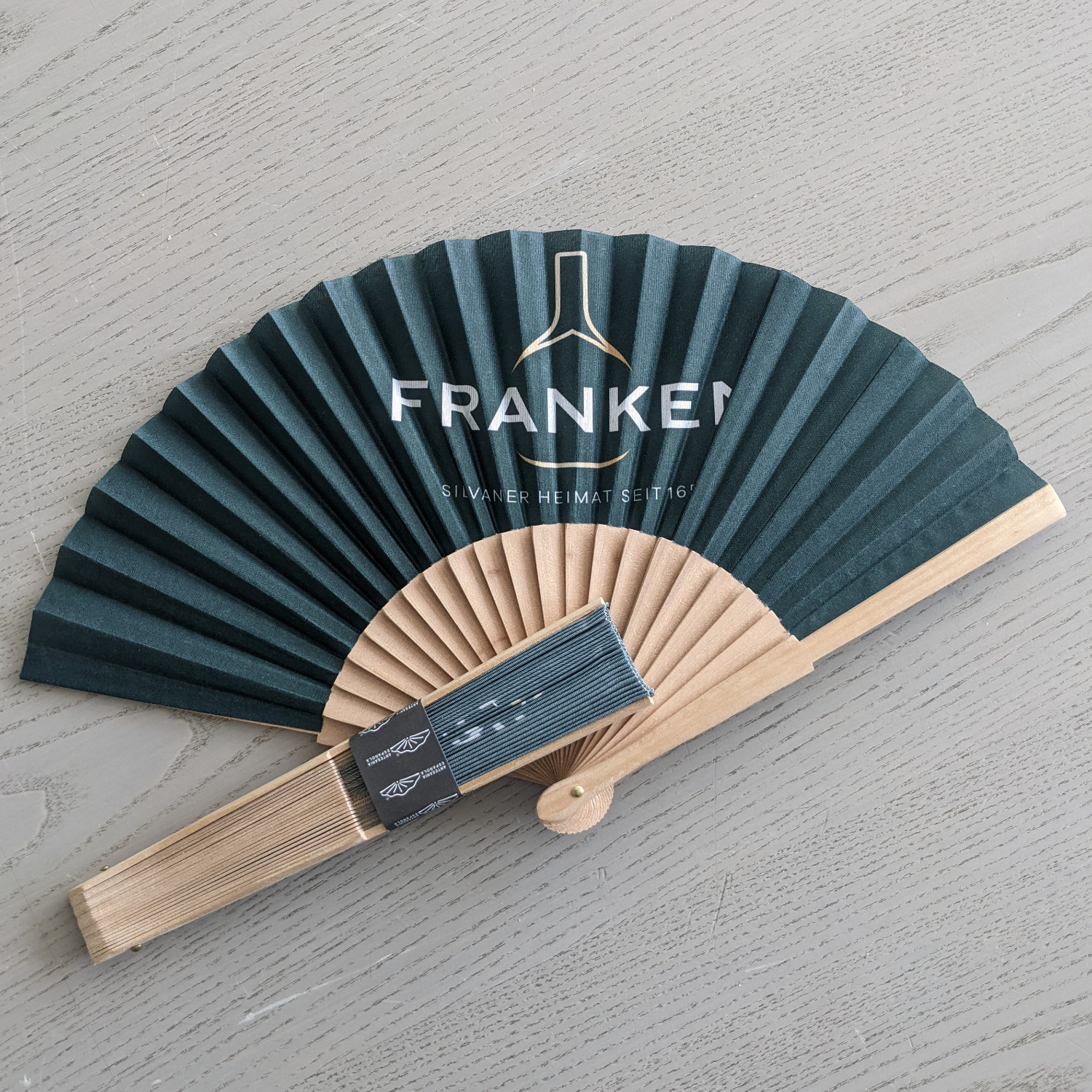 Fächer mit Markenlogo