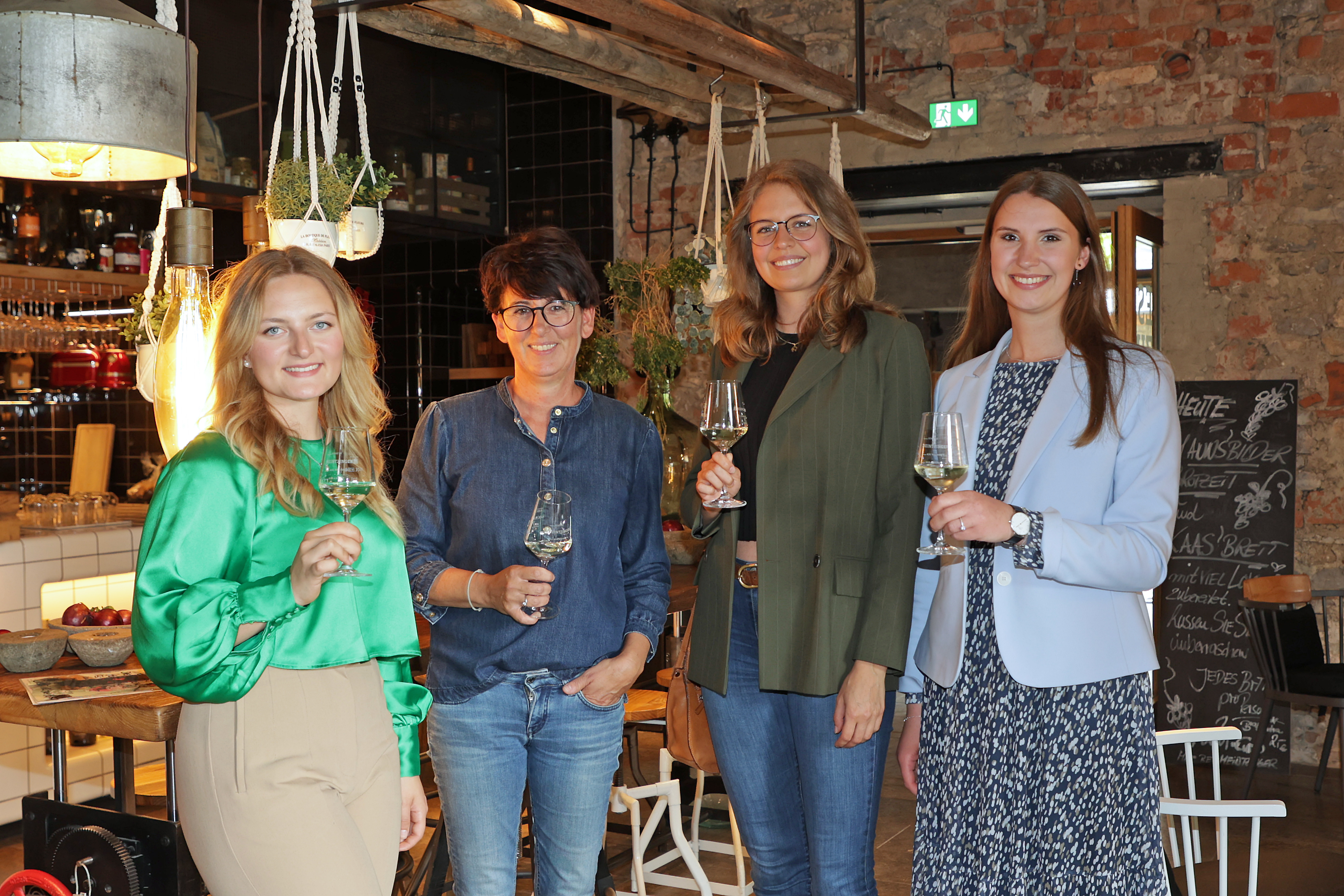 Drei junge Frauen auf großer Fahrt durch das fränkische Weinanbaugebiet