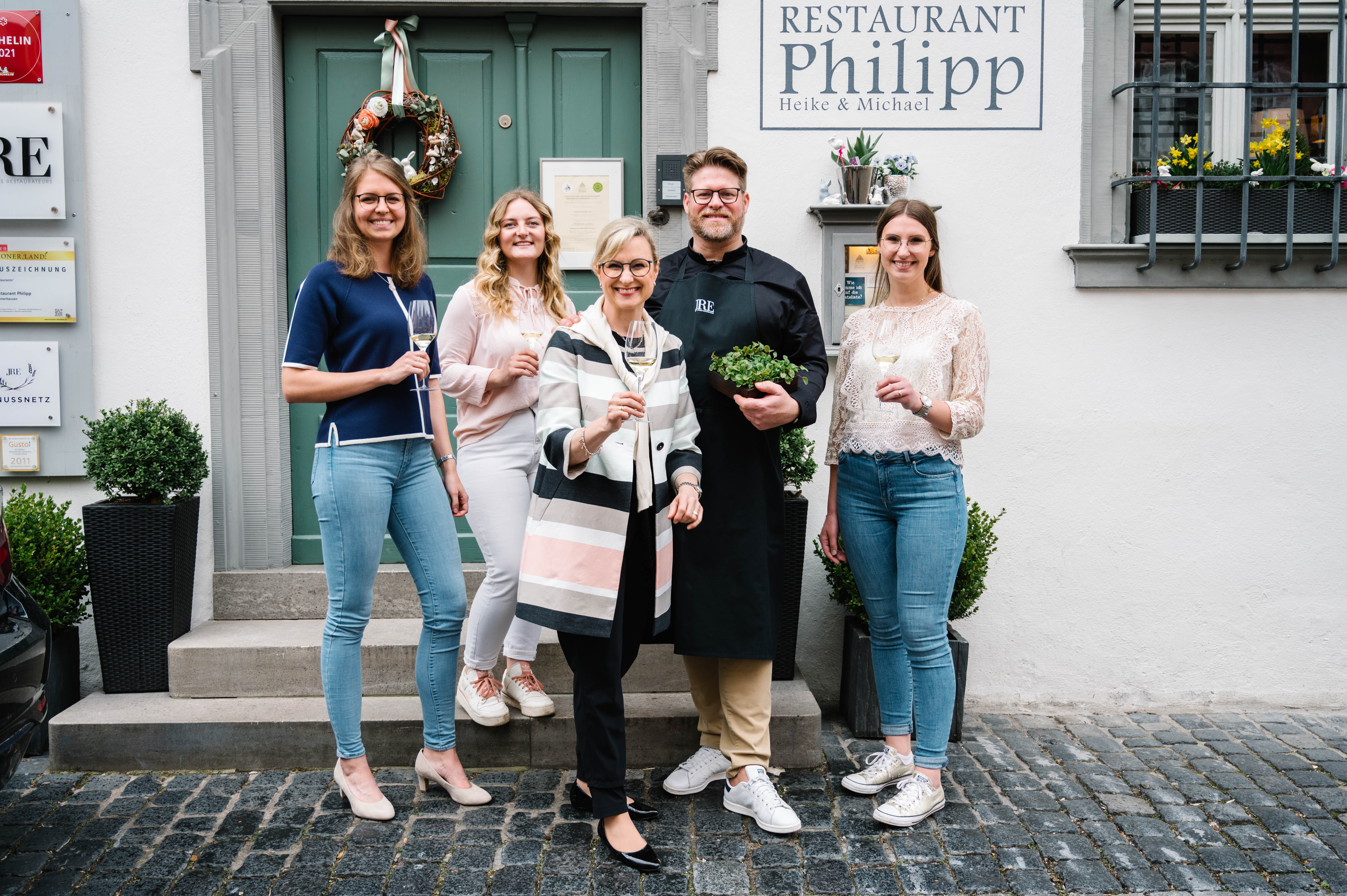 Kandiatinnen zur Fränkischen Weinkönigin kochen mit Sternekoch Michael Philipp