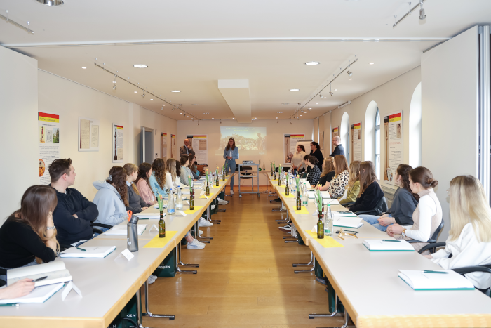 Auf dem Weg zur Weinhoheit: 27 angehende Weinprinzessinnen und Weinprinzen in Sommerach geschult