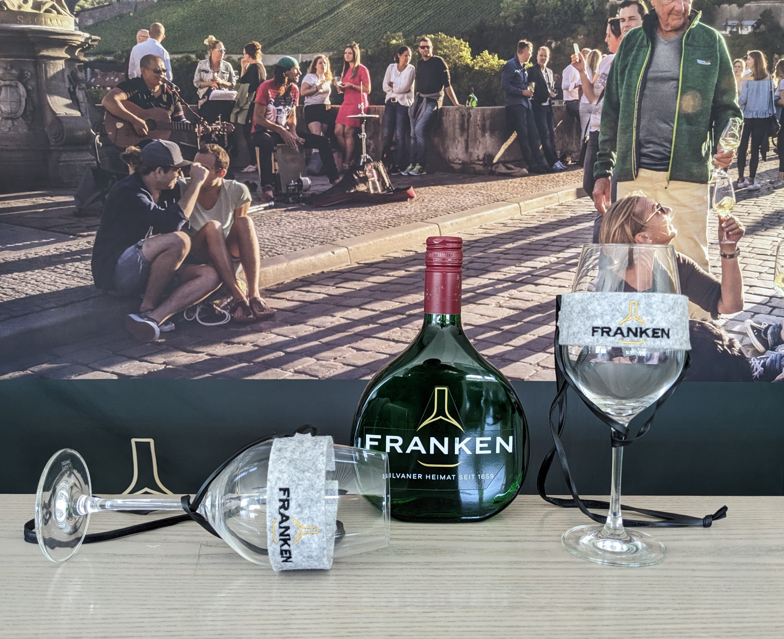 Ideal zum Wein-Wandern: Weinglas-Halter