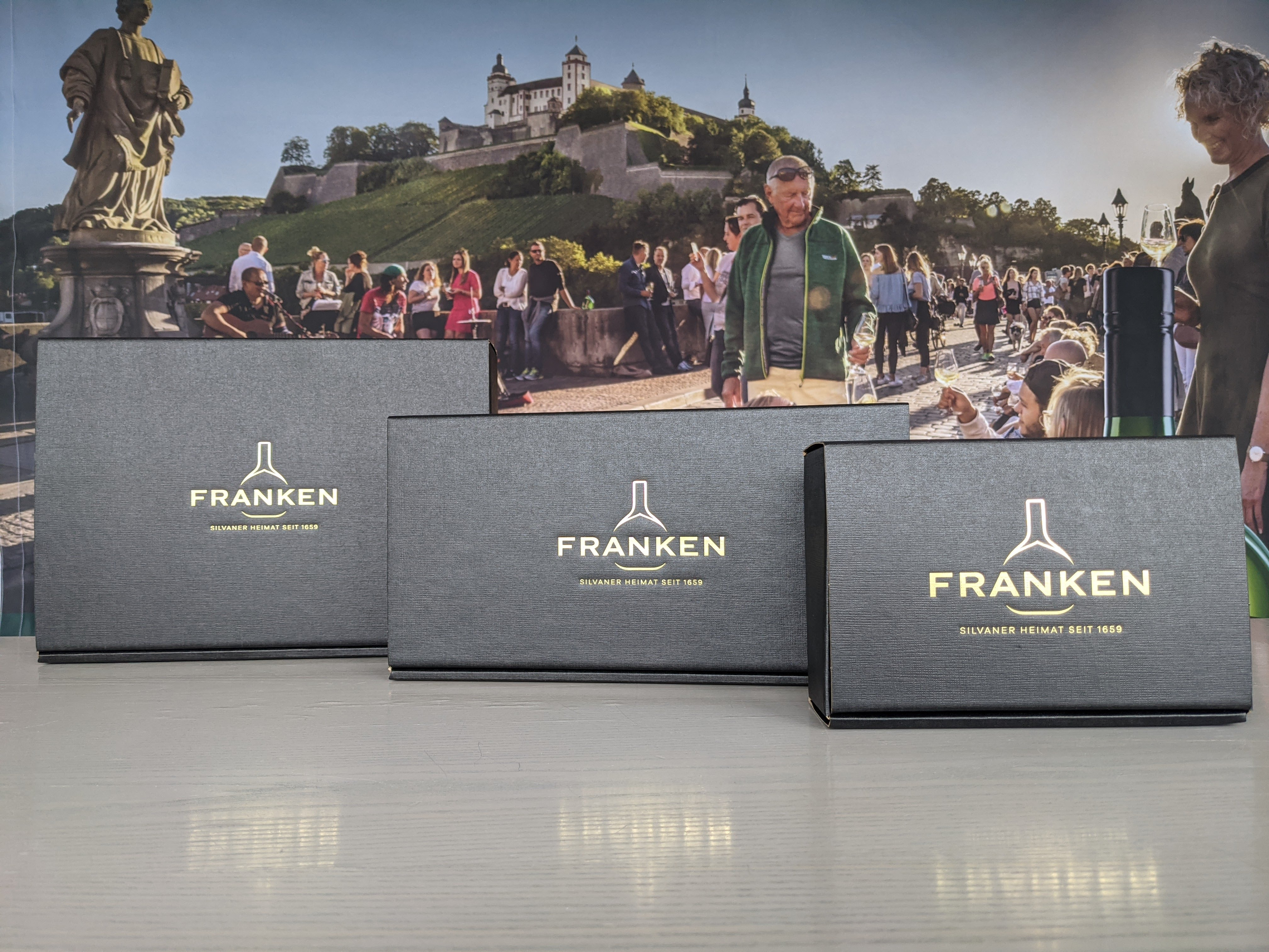 Gut verpackt: Präsentkartons mit Silvaner Heimat Logo