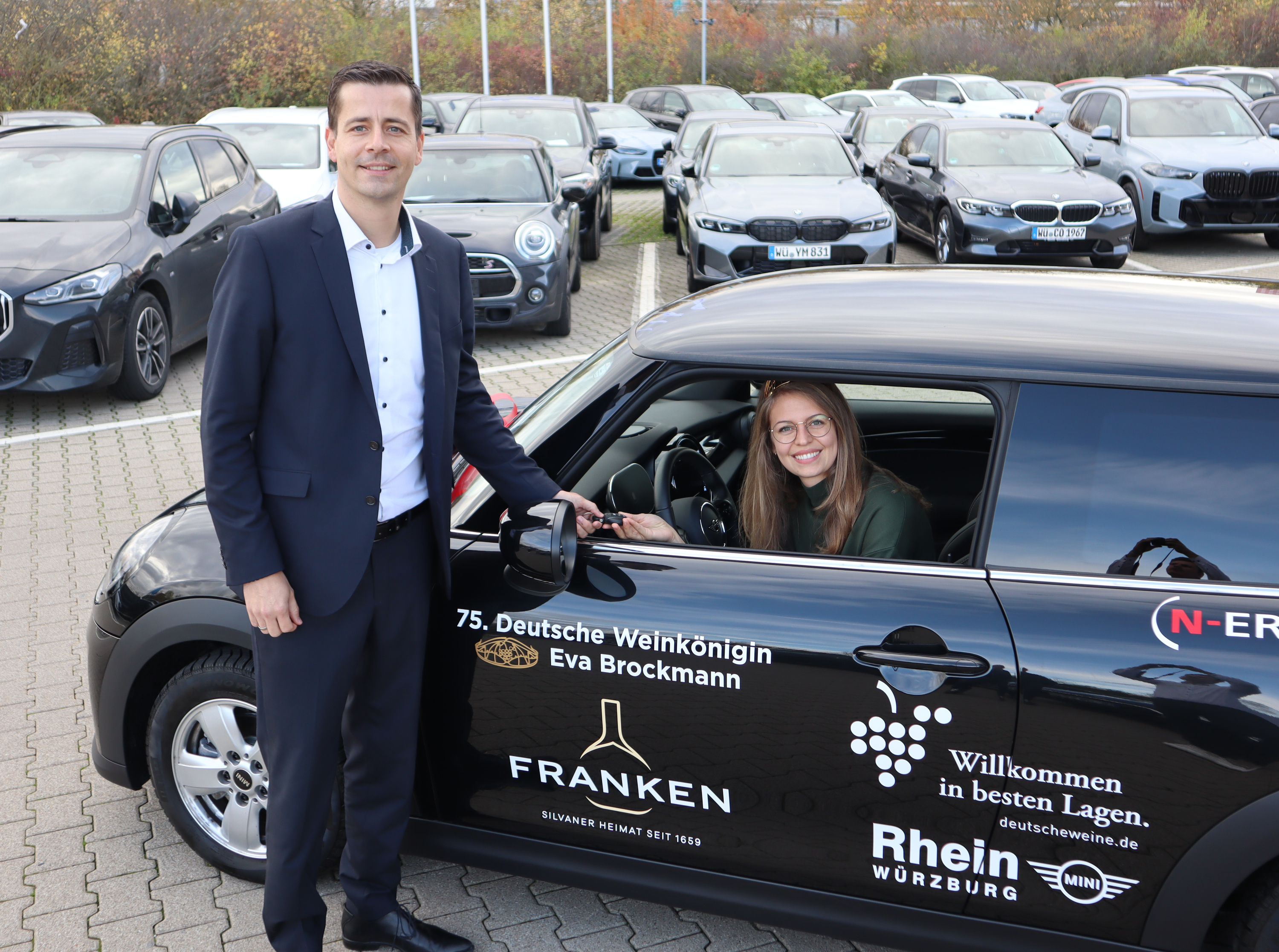 Deutsche Weinkönigin aus Franken fährt MINI Cooper von BMW Rhein